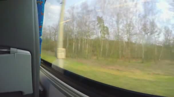 Точка зрения пассажира, путешествующего на автобусе, выглядывающего через окно — стоковое видео