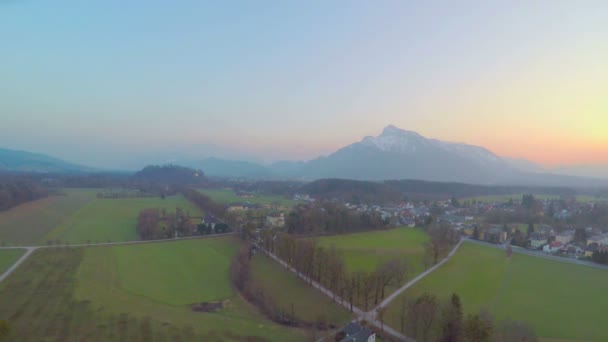 Panorama de campos verdes en la zona rural, montaña rocosa en el horizonte, Alpes austríacos — Vídeo de stock