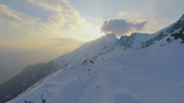 Görkemli dağ silsilesi, kar damat Temizleme Kayak Çalıştır, aşırı spor, resort