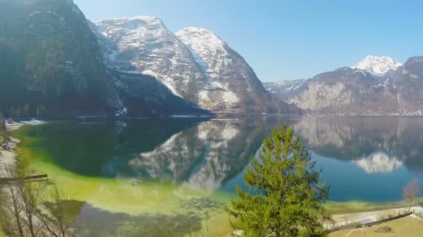 Úžasná horská krajina pro rekreaci, modrá obloha, odraz na vodní hladině — Stock video