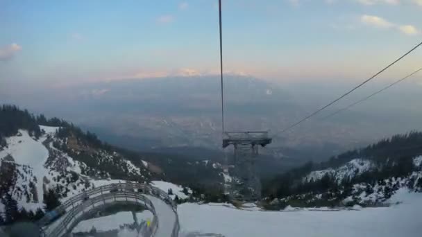 산 위에 미친 속도에 이동 케이블 오두막 여객에서 관점 — 비디오