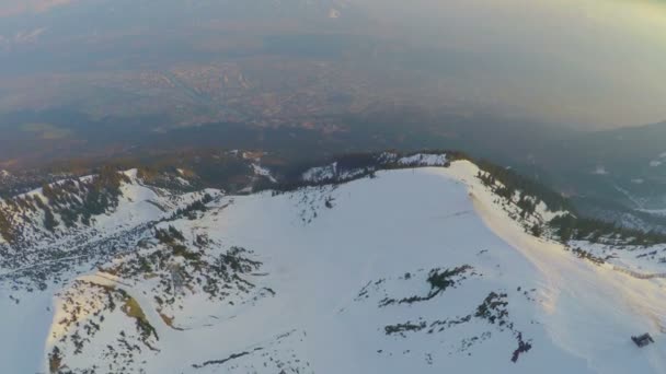 Panorama aéreo de la gran ciudad en el fondo de la montaña en los Alpes austríacos, alto pico nevado — Vídeo de stock