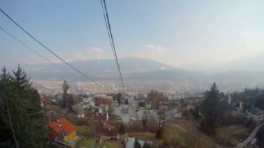 Zaman atlamalı teleferik kabin pencereden görünümü, rekreasyon dağlar, orman içinde