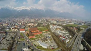 Üstten Görünüm ulaşım altyapısı rocky Dağları yakınında şehirdeki modern yollar,