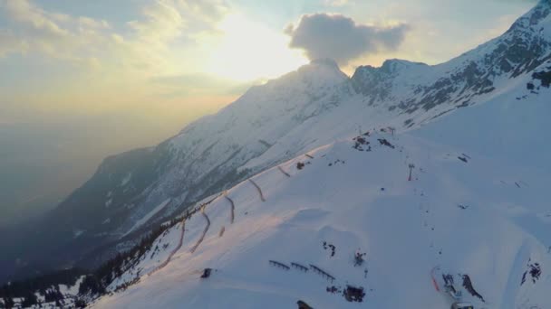 Luftaufnahme beliebtes Skigebiet in den Alpen, schneebedeckte Berge, Seilbahn — Stockvideo