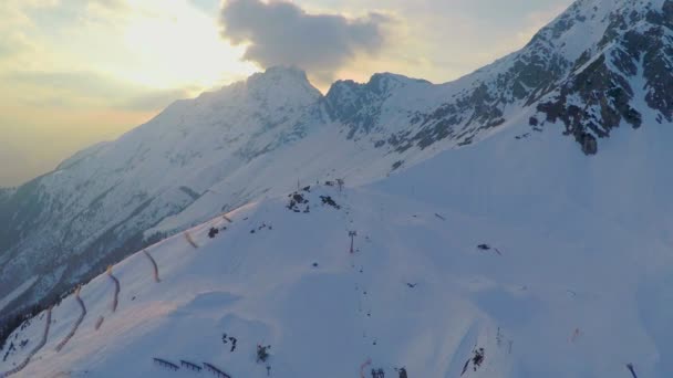 Baixa temporada na estância de esqui alpino, cadeiras vazias, crise, turismo, viagens — Vídeo de Stock