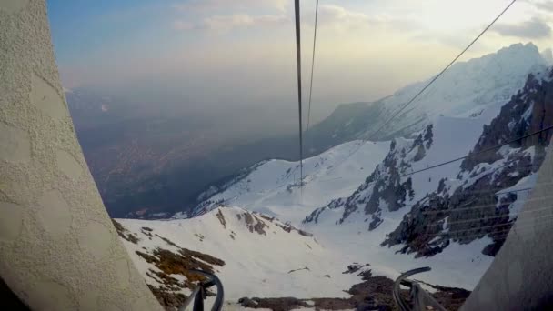 Time-lapse θέα από ropeway αυτοκίνητο κινείται κάτω από το βουνό, ενεργό τρόπο ζωής — Αρχείο Βίντεο