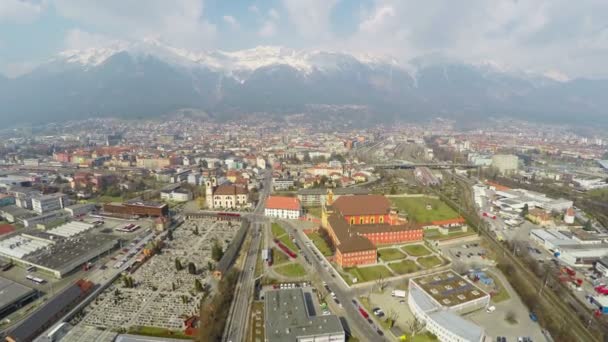 忙しい都市、道路上の集中的なトラフィック、地平線上に山の範囲の空中ショット — ストック動画