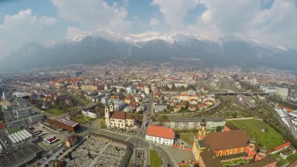Büyük dağ sırtı, sokak trafik, birçok bina altındaki yoğun şehir — Stok video