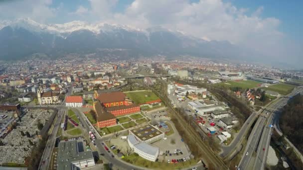Blick von oben auf moderne Straßen, Verkehrsinfrastruktur in der Stadt in der Nähe felsiger Berge — Stockvideo