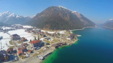 Dağ dibinde lakeside otel havadan görünümü, doğa, turizm, rekreasyon