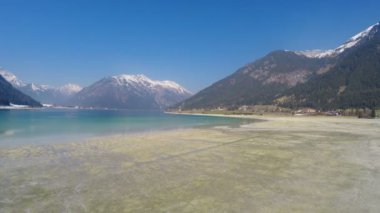 Alpine kayak merkezinde sezon dışında enerji tasarrufu için gölde düşük su seviyesi