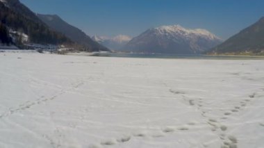 Düşük su seviyesi lake, boş tekne dock, sezon Avusturya Alplerinde Kayak Merkezi