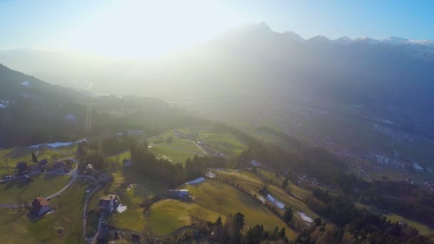 Prachtige zonsopgang in Bergen, groene vallei, magisch uur, sprookjesachtige sfeer — Stockvideo