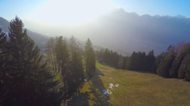 Vue aérienne d'un village confortable sur une colline verdoyante, heure magique dans les Alpes autrichiennes — Video