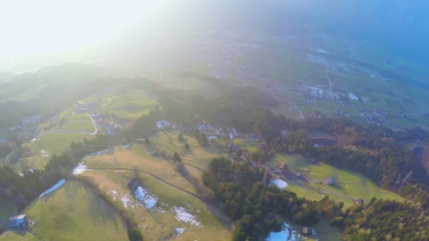 Luftaufnahme, Stadt im grünen Tal am Berggrund, Umweltschutz — Stockvideo