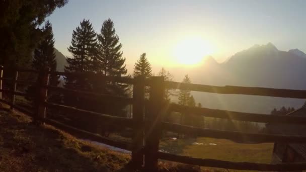 Fantásticos rayos de sol dorados brillando en las montañas, atmósfera mágica, pequeño pueblo — Vídeo de stock