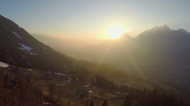 Bella alba dietro le silhouette di montagna, simbolo di speranza, sogni, nuovo inizio — Video Stock