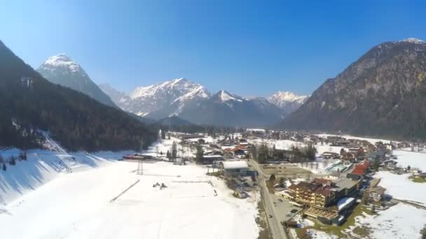 Time lapse of small Alpine resort town at lakeside, huge mountains, snowy peaks — Stock Video