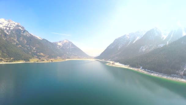 Bela vista de montanhas majestosas, lago azul profundo com superfície lisa, natureza — Vídeo de Stock