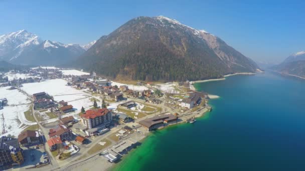 Вид з повітря на озерний готель на гірському дні, природа, туризм, відпочинок — стокове відео
