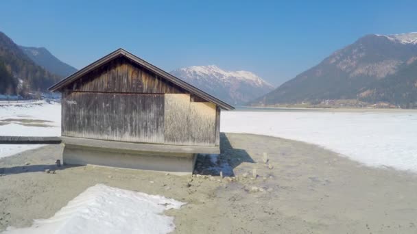 Vue aérienne du lac asséché, quai vide, journée ensoleillée dans de belles montagnes, glacier — Video