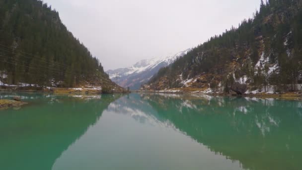 Spegelklara sjön vattenytan, sky och bergen reflektion, barrskog — Stockvideo