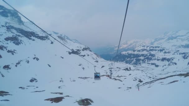 Teleférico de montaña punto de vista del pasajero, viaje a la estación de esquí, deporte extremo — Vídeos de Stock