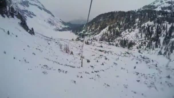 Punto de vista del pasajero del teleférico que se mueve a velocidad salvaje, viaje aterrador, timelapse — Vídeo de stock