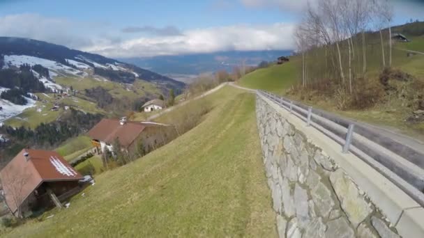 Luchtfoto van leuk dorpje in de Oostenrijkse Alpen, prachtige groene landschap, toerisme — Stockvideo