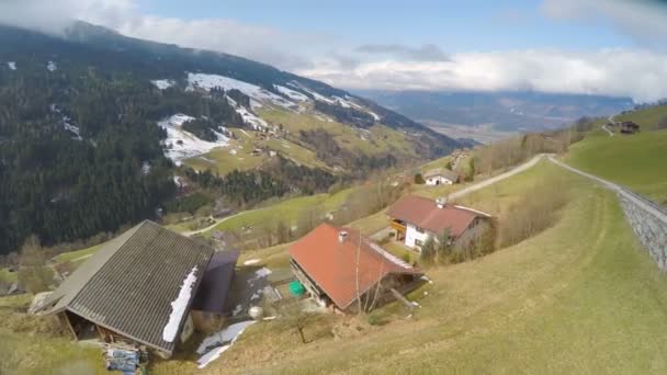 Luchtfoto van particulier huishouden, Boerderijtje in Oostenrijkse Alpen, verbazingwekkend bovenaanzicht — Stockvideo