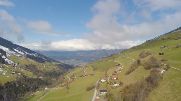 Bela vista aérea da paisagem montanhosa, pequena aldeia alpina, turismo verde — Vídeo de Stock