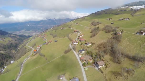 Vue aérienne, belles chalets sur la pente pittoresque de la montagne, descente, tourisme — Video