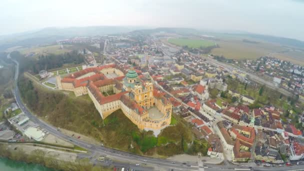 Benedictine Manastırı Melk, Avusturya kasabası üstüne. River Danube. Yukarıdan görüntülemek — Stok video