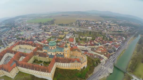 Felülnézet Melki apátság és a folyó Duna, Ausztria. Hideg, esős időjárás. Téli — Stock videók