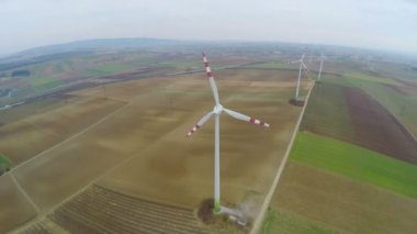 Üstten Görünüm Rüzgar türbinleri döner. Endüstriyel Rüzgar enerjisi. Alternatif enerji