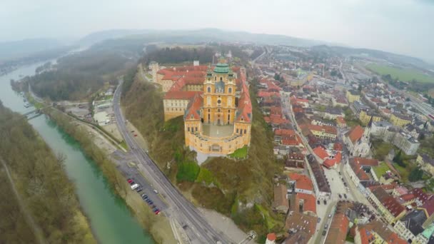 Vista superior do rio Danúbio e abadia beneditina no topo da cidade de Melk, Áustria. Inverno — Vídeo de Stock