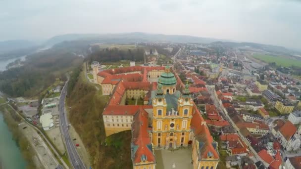 オーストリアのメルクの町の空撮。ドナウ川の有名なメルク修道院 — ストック動画