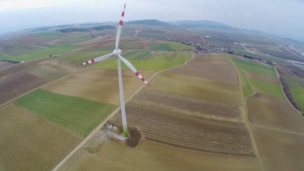 Enorm spinning blad av vindkraftverk på landsbygden, antenn. Kraftproduktion — Stockvideo