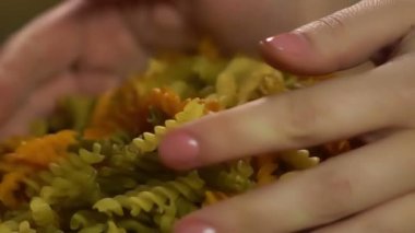 Avuç ofraw makarna tutan ev kadını