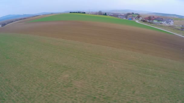 Volando a través de campos cultivados en el campo. Industria agrícola, tierras de cultivo — Vídeos de Stock