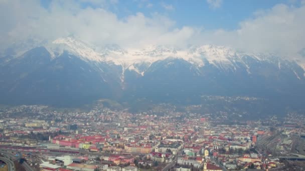 Зимняя панорама красивого европейского города и гор, покрытых снегом — стоковое видео