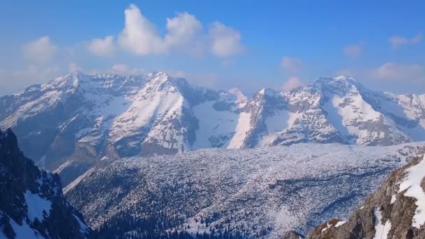 Látványos vízszintes panoráma a téli hegyek. Havas hegyek, egy napsütéses napon — Stock videók