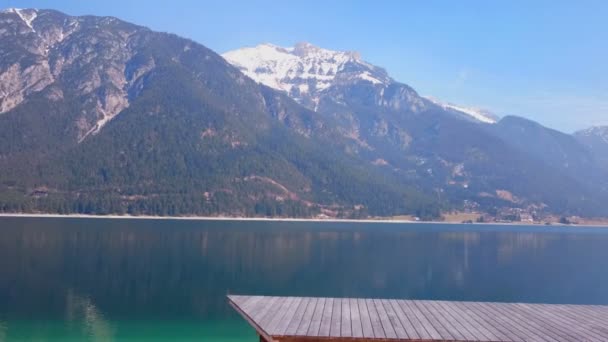 Holzkai am herrlichen Achensee, Österreich. Spektakuläre Winterpfanne — Stockvideo