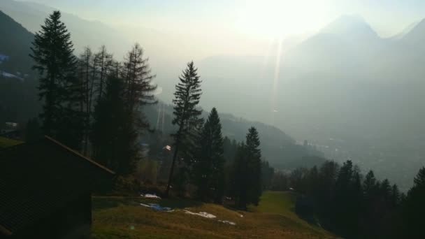 Úžasné zelené údolí v horách, horizontální panorama. Jasné slunce stoupá výš — Stock video