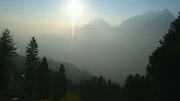 Espectacular vista del valle de la montaña y sol brillante en el cielo, panorama vertical — Vídeo de stock