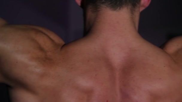 Close-up van professionele mannelijke bodybuilder — Stockvideo