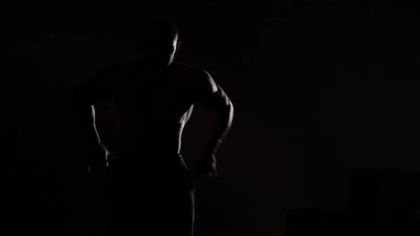 Silhouette di bodybuilder maschile professionale — Video Stock