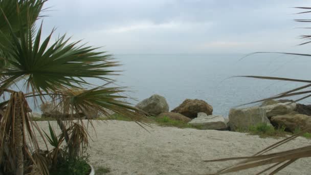 Spiaggia deserta in esotico resort soleggiato con clima tropicale. Turismo crocieristico estivo — Video Stock