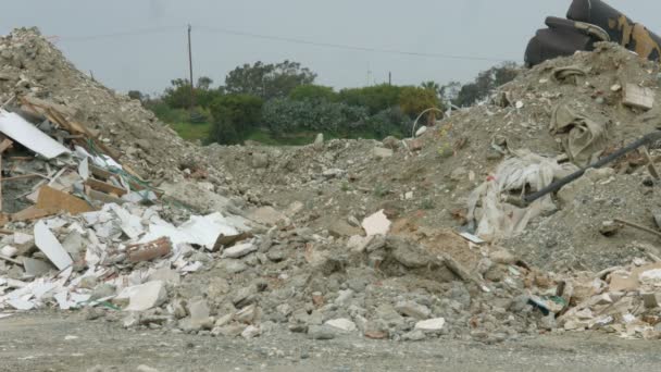 Montón de residuos de plástico, vidrio, madera, piedras contaminantes entorno natural verde — Vídeo de stock